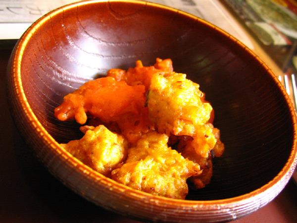 鶏皮の天ぷら「ムルグスキンパコラ」とインドの野菜天ぷら「ベジタブルパコラ」の写真